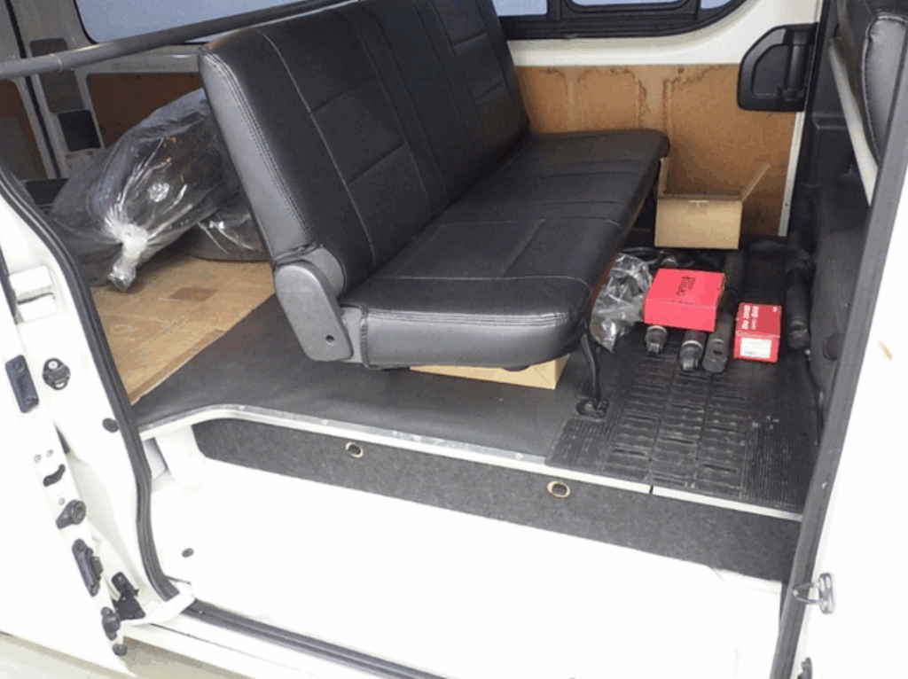 TOYOTA HIACE VAN